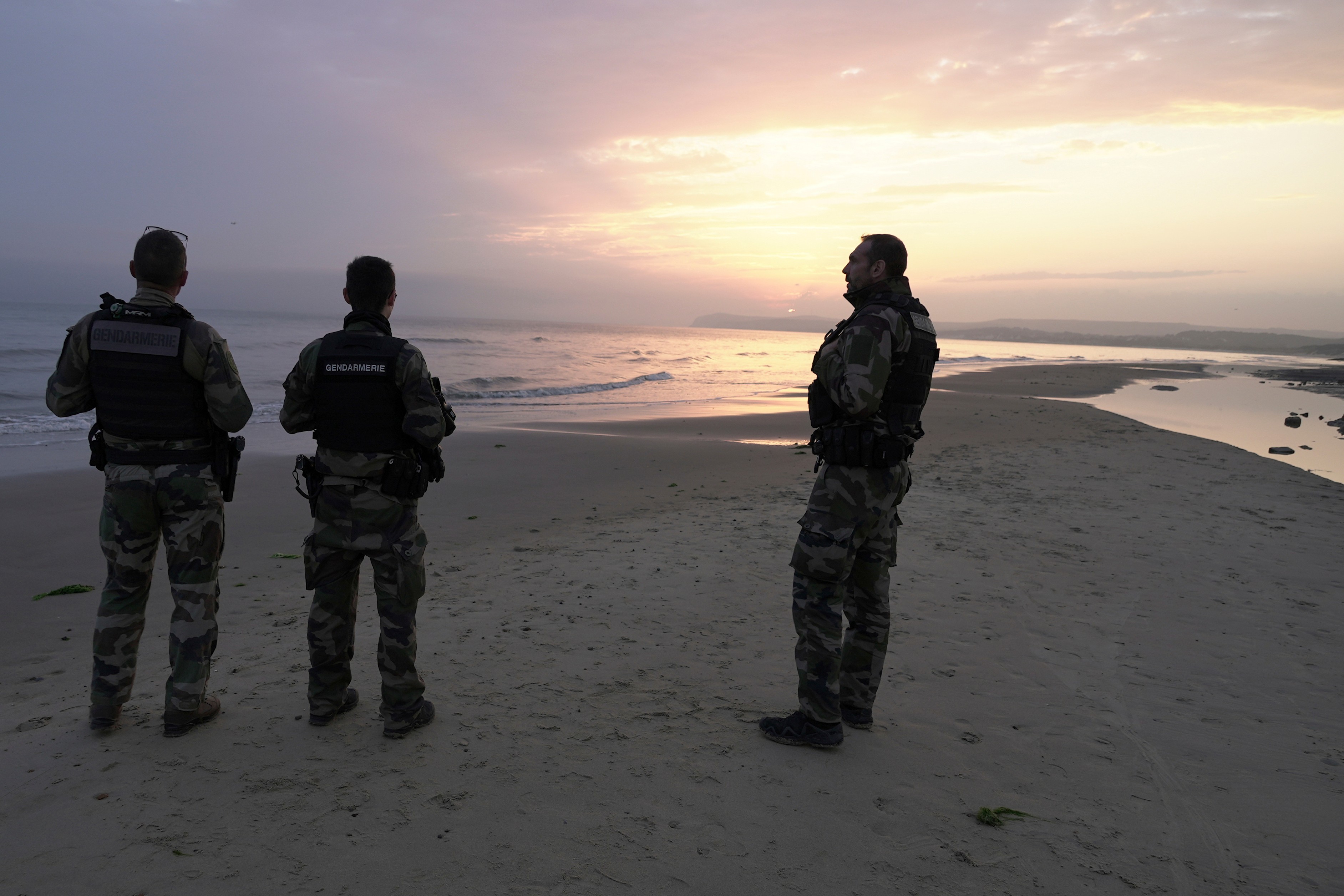 Francúzska polícia na pobreží Normandie